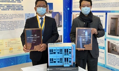 房協行政總裁陳欽勉(圖右)與總監(工程策劃)楊啟裕(圖左)手持獲頒的兩個奬項，象徵對房協建築團隊的一大肯定。